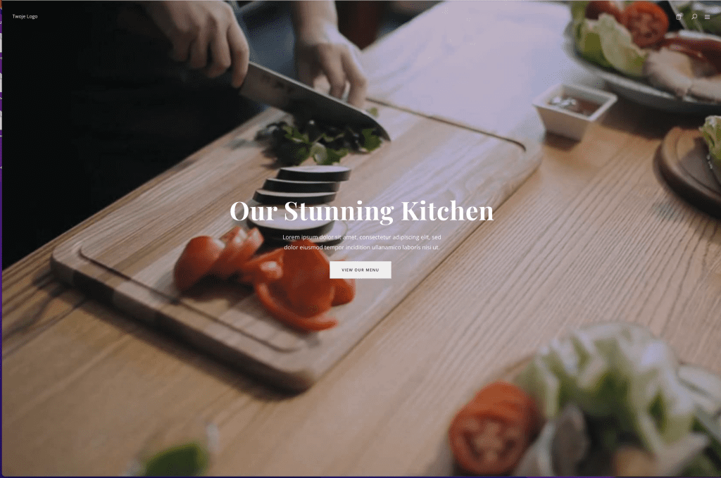 Szablon strony „Our Stunning Kitchen” ze zdjęciem krojenia warzyw w kuchni