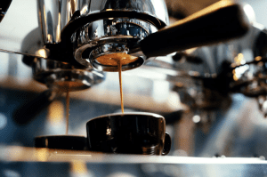 Espresso nalewane z kolby ekspresu do filiżanki